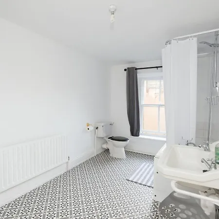 Charming 3bd In Town Centre