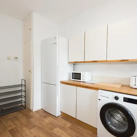 Charming 3bd In Town Centre *