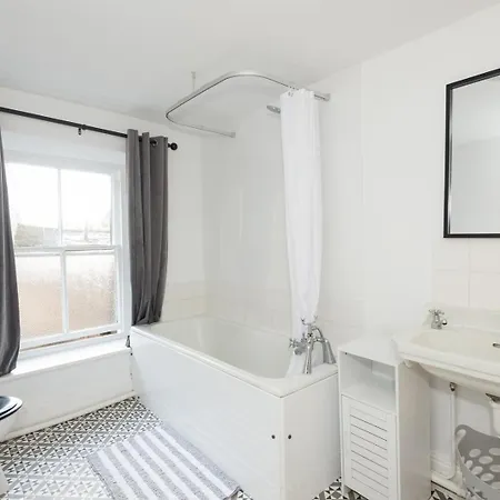 Charming 3bd In Town Centre