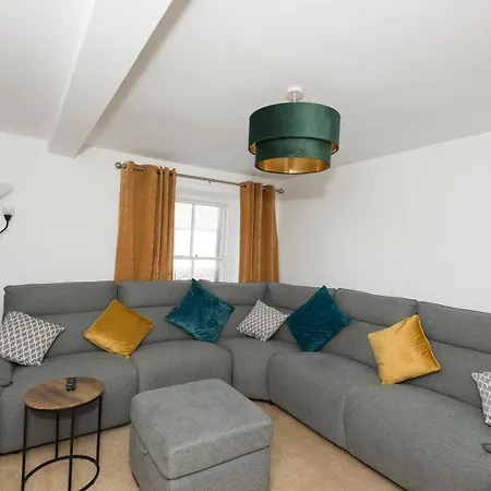 Charming 3bd In Town Centre